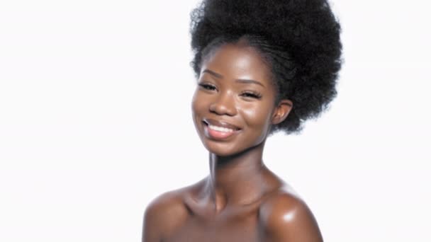 Bastante joven modelo afroamericana sonriendo y posando — Vídeo de stock