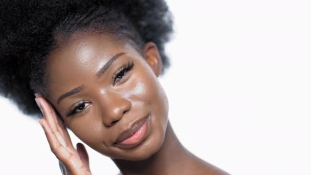 Όμορφο Αφρο-αμερικάνικο μοντέλο ποζάρει και χαμογελάει — Αρχείο Βίντεο