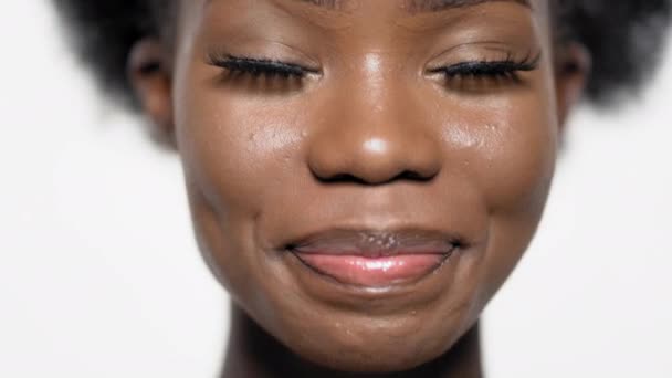 Bonita modelo afroamericana sonriendo y posando — Vídeos de Stock