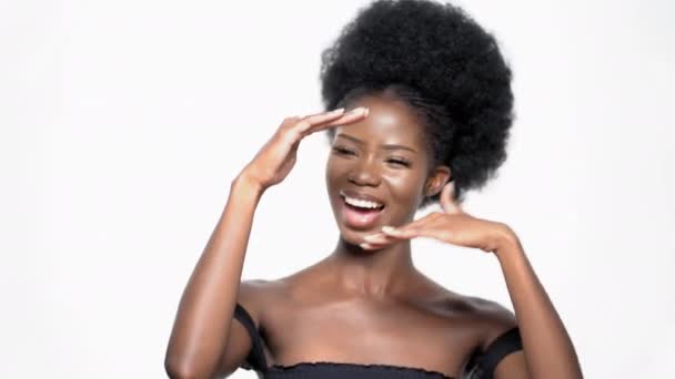 Mooi Afro-Amerikaans model lachend en poserend — Stockvideo