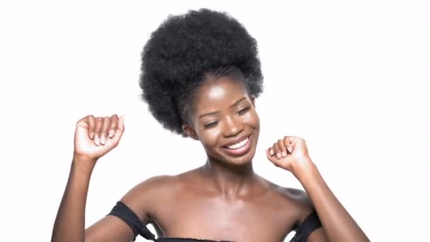 Sexy modelo muito afro-americano sorrindo e posando — Vídeo de Stock