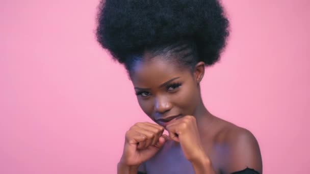 Sexy Pretty Afro-americano modelo de boxe sorrindo e posando fundo rosa — Vídeo de Stock