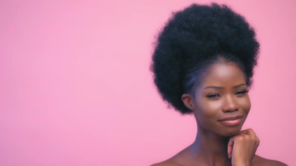 Sexy modelo muito afro-americano sorrindo e posando fundo rosa — Vídeo de Stock