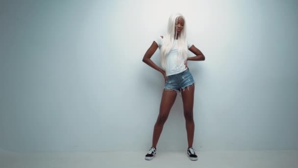 Αφρικανική σέξι κοπέλα με άσπρα μαλλιά στο λευκό — Αρχείο Βίντεο