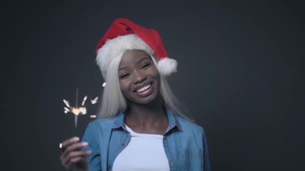 Afro-American woman with white hair Happy christmas — Stock Video