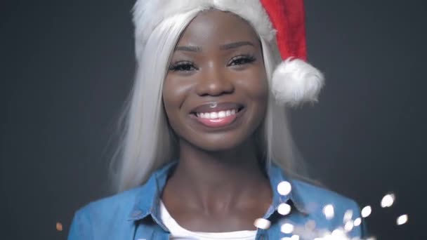Africana sexy mujer con pelo blanco Feliz Navidad — Vídeos de Stock