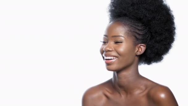 Pěkný sexy afroamerický model s úsměvem a pózováním — Stock video