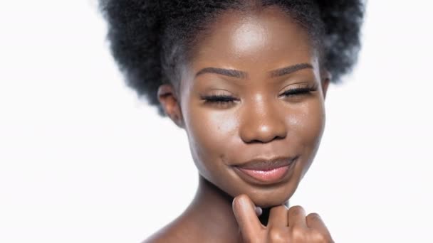 Seksi Afro-Amerikan modeli gülümsüyor ve poz veriyor. — Stok video