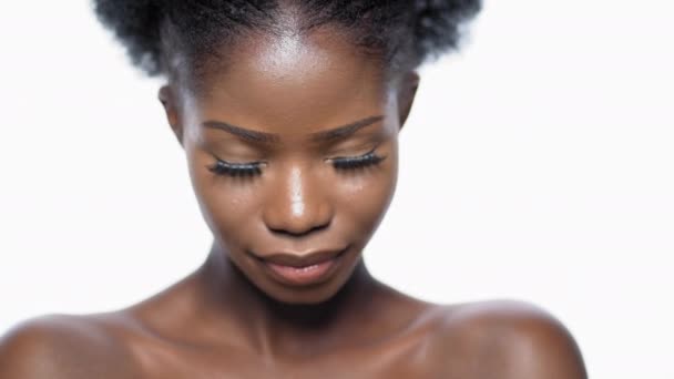 Όμορφο Αφρο-αμερικανικό μοντέλο χαμογελά και ποζάρει — Αρχείο Βίντεο