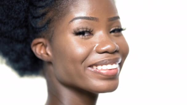 Ganska sexig afro-amerikansk modell ler och poserar — Stockvideo