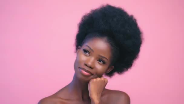 Sexy pěkný afro-americký model s úsměvem a pózování růžové pozadí — Stock video