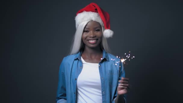 Αφρικανική σέξι γυναίκα με άσπρα μαλλιά Καλά Χριστούγεννα. — Αρχείο Βίντεο