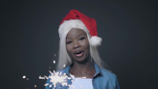 African pretty woman with white hair Happy christmas — Stock Video