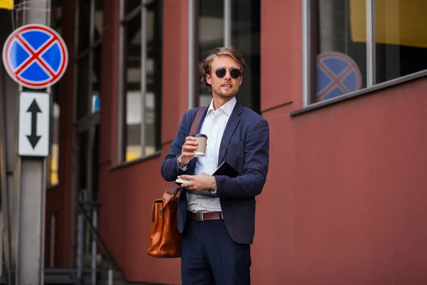 정장을 입고 선글라스를 쓴 매력적 인 남자 가 사무실 근처 야외에서 커피를 즐기고 있다 — 스톡 사진