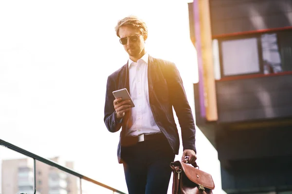 En affärsman fick ett meddelande på sin mobiltelefon på väg till jobbet — Stockfoto