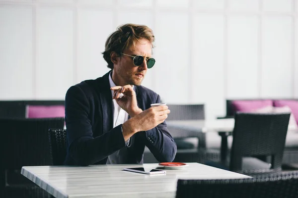 Menedżer w średnim wieku Biznesmen siedzi w kawiarni z filiżanką kawy — Zdjęcie stockowe