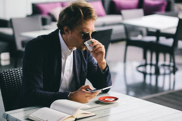 한 사무직 근로자 가 식당에 가서 커피를 마시고 원격으로 일하였다 — 스톡 사진