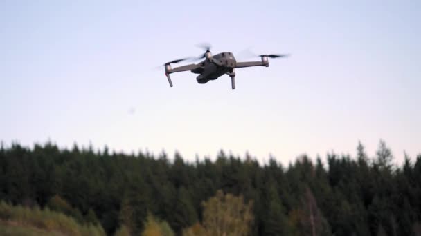 Quadcopter vuela en el aire para tomar increíbles y hermosas fotos de colinas cercanas y la naturaleza — Vídeos de Stock
