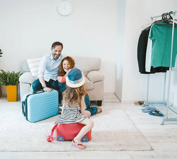 Los padres felices y la niña se van de vacaciones . — Foto de Stock