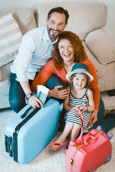 Smilig genitori e figlioletta di partenza in vacanza . — Foto Stock