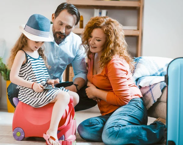 Familj resor koncept, föräldrar och liten dotter lämnar hemmet, åker på semester. — Stockfoto
