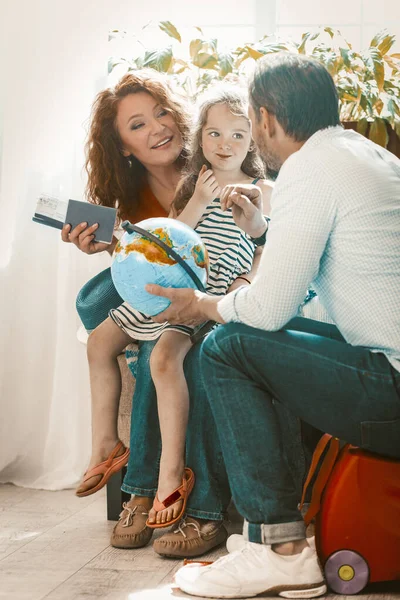 Gelukkig gezin gaat op vakantie met een klein meisje. — Stockfoto