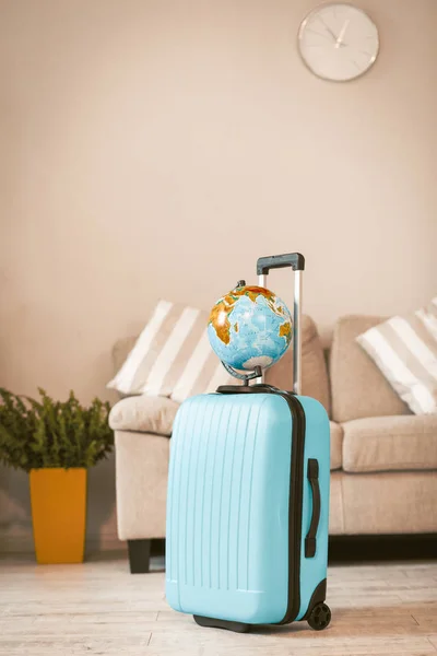 Valise bleue avec globe dessus . — Photo