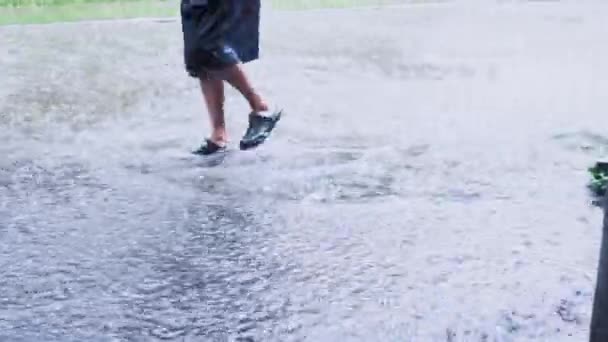 Yağmurda yürüyor ve dans ediyor. — Stok video