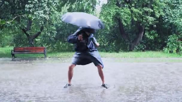 Energetický tanec pod deštníkem — Stock video