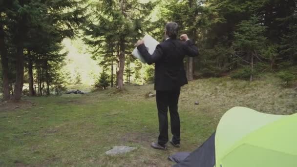 Un employé de bureau est allé travailler après le camping pour commencer une journée chargée — Video