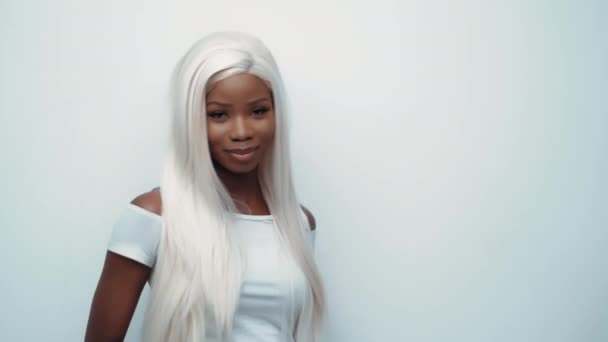 African sexy woman with white hair on white — Stock Video