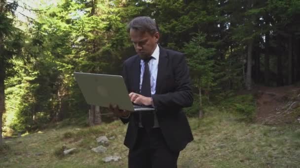 Framgångsrik Office Manager arbetar utomhus på en bärbar dator och avsluta sin arbetsdag — Stockvideo