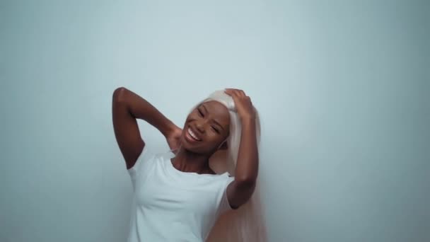 Africana sexy chica con pelo blanco en blanco — Vídeos de Stock