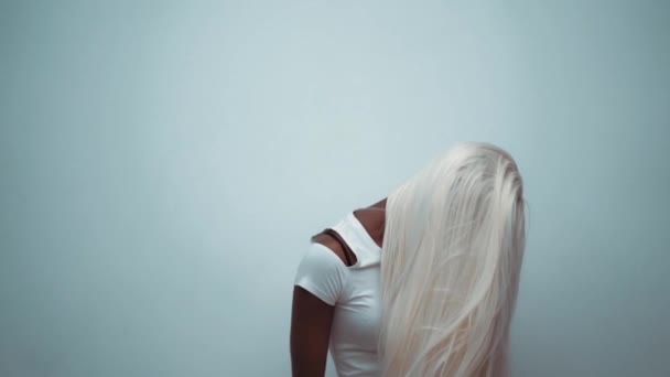 Africana sexy chica con pelo blanco en blanco — Vídeo de stock