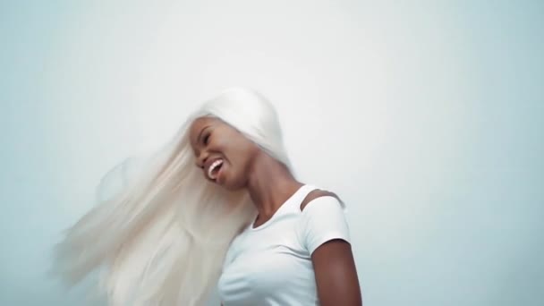 Afrikansk sexig kvinna med vitt hår på vitt — Stockvideo