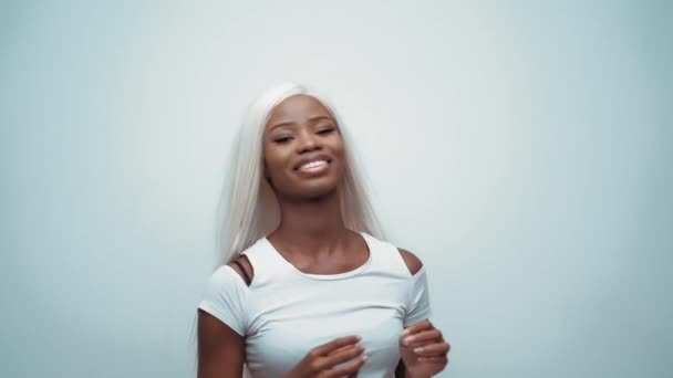 Afrikansk sexig tjej med vitt hår på vitt — Stockvideo