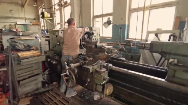 Werken in de Fabricage Shop van de fabriek — Stockvideo