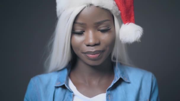 Αφρικανική σέξι κοπέλα με άσπρα μαλλιά Καλά Χριστούγεννα — Αρχείο Βίντεο