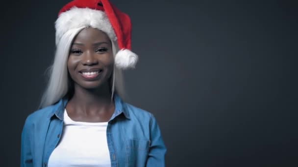 African sexy woman with white hair happy New Year — Stock Video