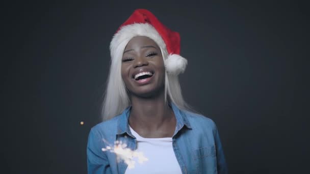 Menina africana com cabelos brancos sorrindo Feliz Natal — Vídeo de Stock