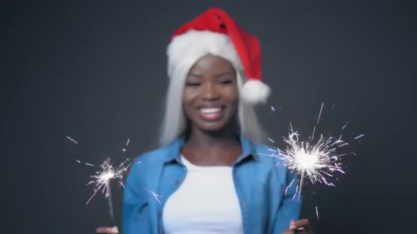 Afrikaans sexy meisje met wit haar gelukkig kerstmis — Stockvideo