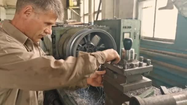 A középkorú Turner a esztergáló munkaállomáson dolgozik — Stock videók