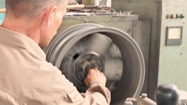 Cleaning And Measurement Of The Rim Center Bore — Stockvideo