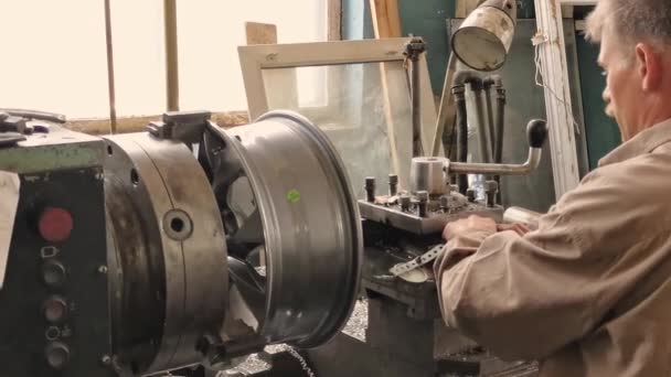 Тернер средних лет работает на токарной станции — стоковое видео