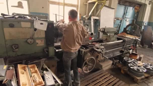 Arbeit in der Fabrik — Stockvideo