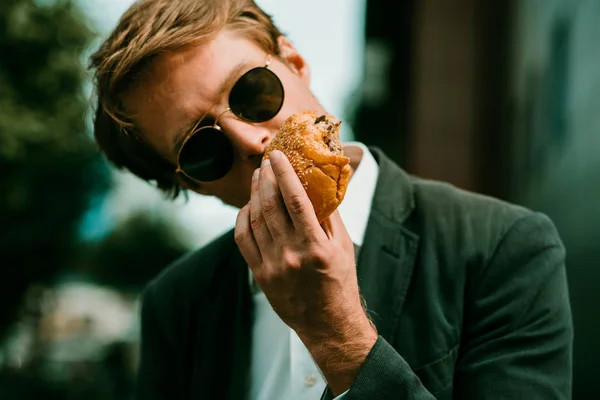 Pengusaha Lapar Makan Yummy Hamburger — Stok Foto