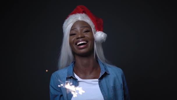 Chica africana con el pelo blanco sonriendo Feliz Navidad — Vídeos de Stock