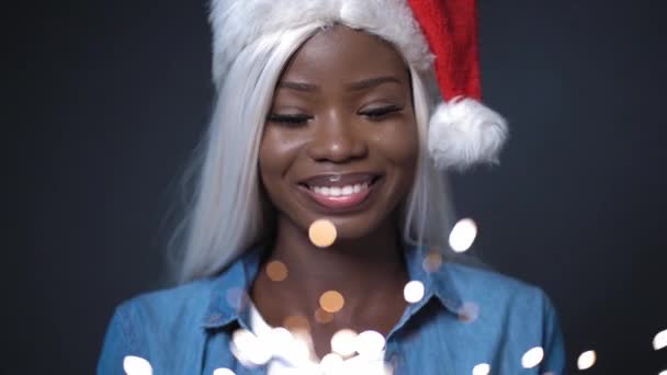 Afryki sexy dziewczyna z siwymi włosami Happy Christmas — Wideo stockowe