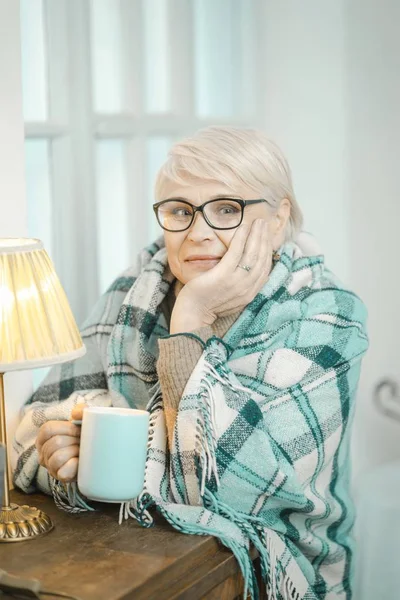Velha avó pensando em algo e bebendo chá — Fotografia de Stock