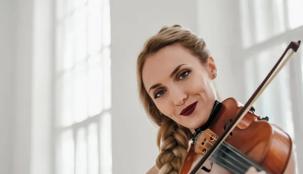 Assolo di una bella musicista femminile che suona il violino — Foto Stock
